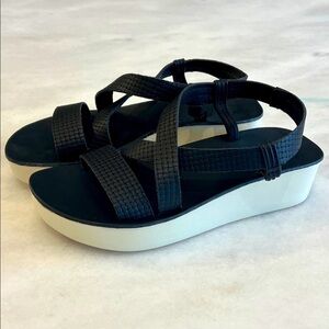 Olukai NWOT Onohi Strappy Black Platform Sandal Size 6